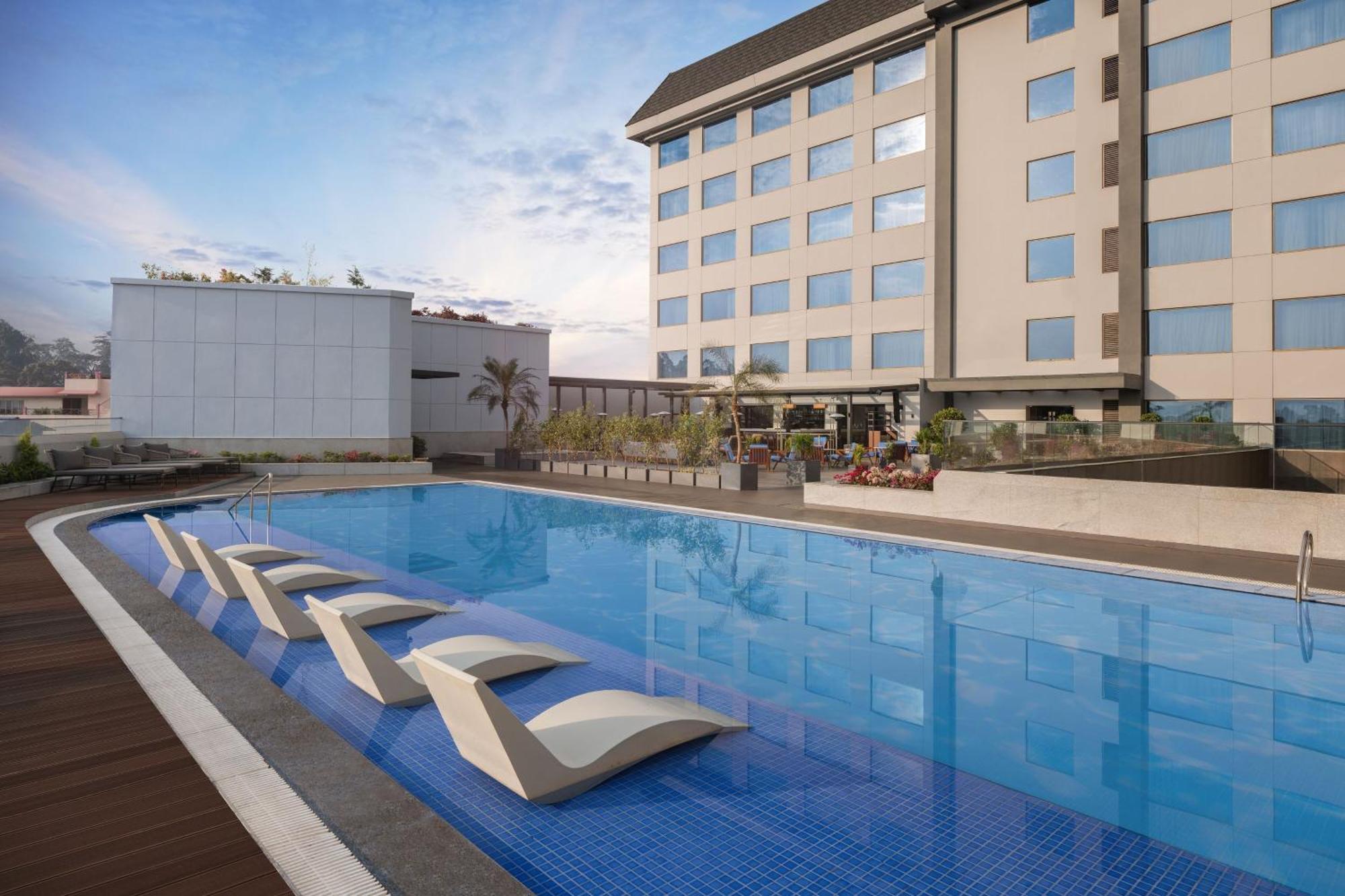 ホテル Courtyard By Marriott シロン エクステリア 写真